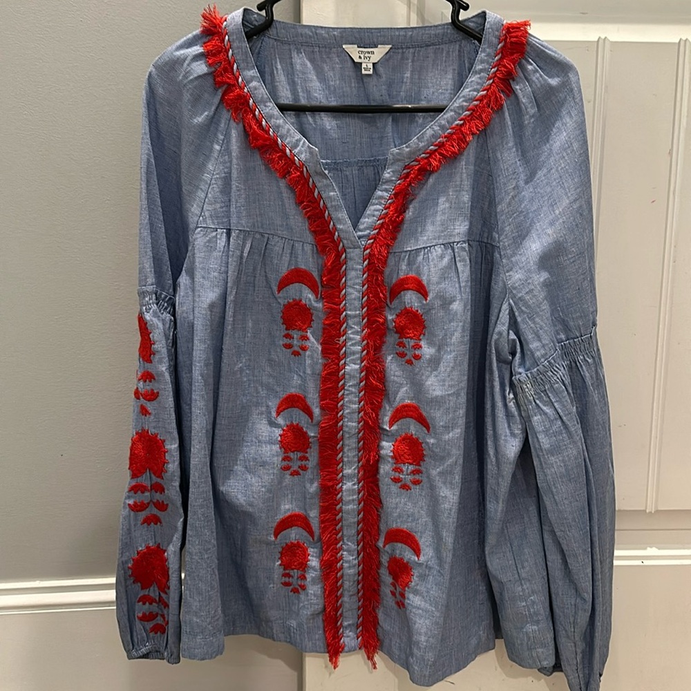 Crown & Ivy size L embroidered top